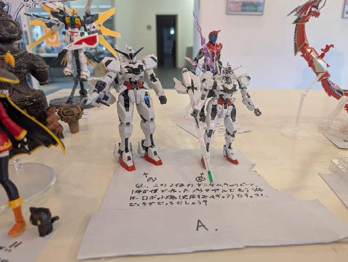 クイズ！！この2体のガンダムキャリバーン、1体は僕が作ったプラモデルでもう1体はロボット魂(完成済みフィギュア)です。さて、どっちがどっちでしょう？