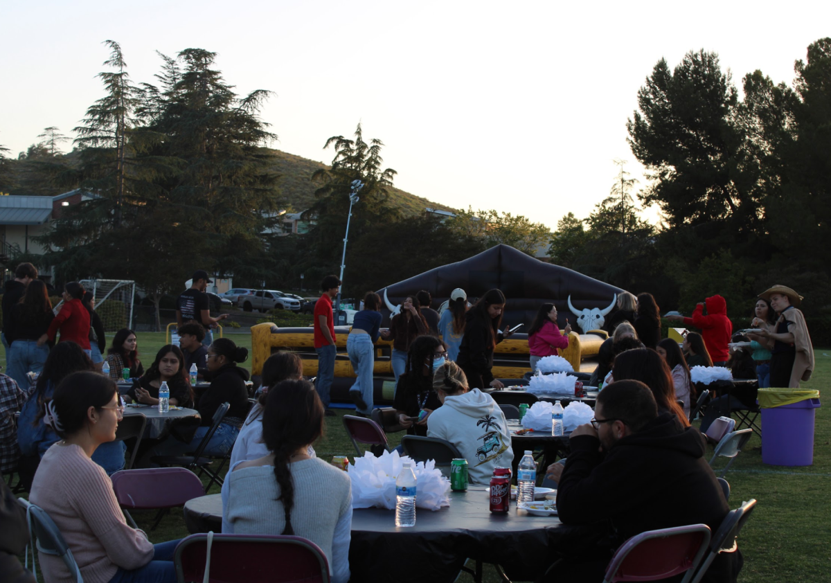 La organización estudiantil latinoamericana organiza su 'Caile to the Baile' anual, baile de fin de año.