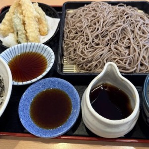 ざるそば、天ぷら、ねぎトロ丼がのった食事に新視点…（笑）