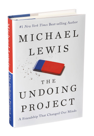 マイケル・ルイスの新刊『The Undoing Project』（未邦訳）PHOTO: SONNY FIGUEROA / THE NEW YORK TIMES