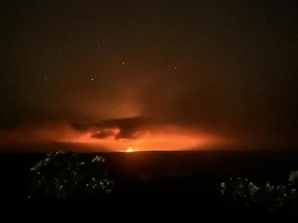 orange glow of lava from Kīlauea seen in the dark