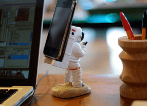 交信している姿がかわいい！スマホを担いだ宇宙飛行士と通信兵 - Astronaut Smartphone Stand -