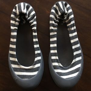 SWYT girl / teen striped gray and white flat shoes