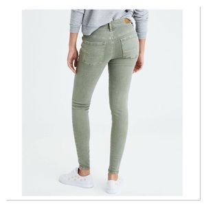 AMERICAN EAGLE Super High Rise Jeggings in Olive Green