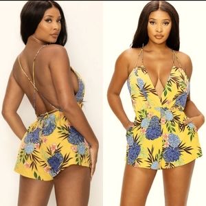 Women’s nwts Romper Deep Vneck crisscross strappy back exotic floral  romper