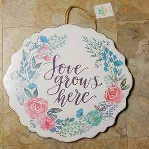 🇺🇦 COPY NWT Love grows here decor hanging wall decor