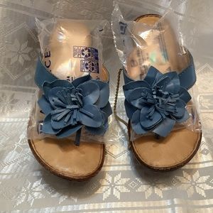 Born Sandals Women’s 8 Leather Y Strap Blue