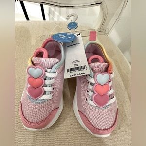 ✨HOST PIC✨Carter’s Size 4 Adorable Light up size 4 girls heart sneakers 🩷🤍