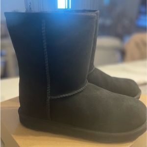 UGGs Classic II kids size 5 black