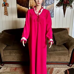 Carriage Court • Vintage • 1970’s • Pink • Robe • Size Medium • Union Made (USA)