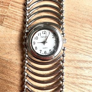 Versales ladies silver tone fashion bracelet watch NEW BATTERY