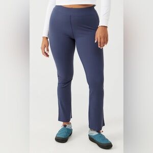 NWT Outdoor Voices Ribbed Kick Flare leggings in navy blue “dark sky” in XXS.