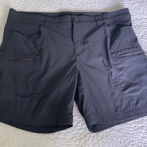 Women’s Eddie Bauer Black Mid-rise Shorts with Zipperee Pockets Size 14