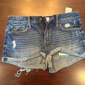 Hollister Denim shorts size 5  waist 27. New never worn.