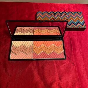 By Terry Hippy Chic is a limited edition cheek palette and contains 0.53 oz.