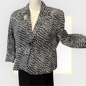 La Vita Elegant‎ Monochrome Patterned Jacket, Versatile and Lightweight.