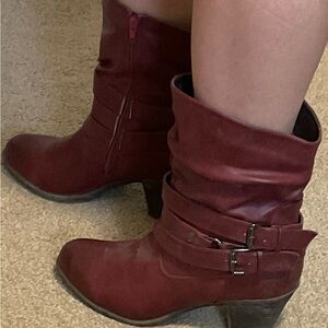 Trendy burgundy boots Taxi brand size 11