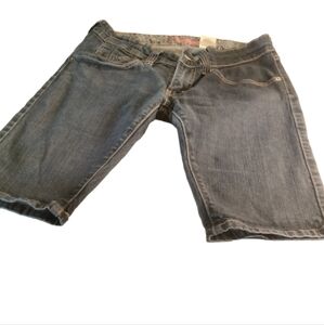 Levi Shorts size 7 knee length