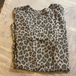 NWOT Zoe +Liv grey cheetah print tshirt size XS