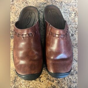 Keen , Winslow, brown leather mules. 8