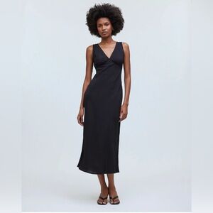 MadeWell The Ariana Midi Dress
$98.00
COLORTrue Black
TRUE BLACK
FITStandard