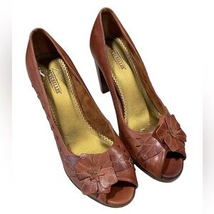 Seychelles Womens Heels Memory Lane Retro Peep Toe Flower Detail Whiskey Size 10