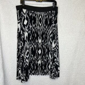 4 for $25 💜 Worthington Woman Black/ White Geometric Pleated Skirt Size 2x