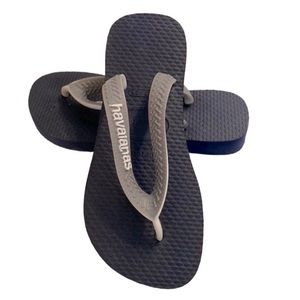 NWOT Havaianas Kids(11/12) Navy And Gray Flip Flops in a Size 11/12.