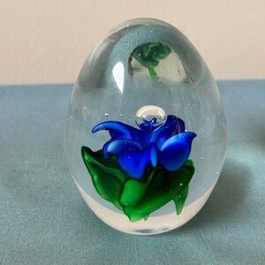 Dynasty Gallery Hand Blown Egg Shaped Paperweight Blue Flower & Bubble Blue 3”