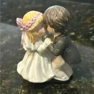 Unbranded porcelain cake topper.  VINTAGE! 4.5” tall, 4” wide!  ADORABLE