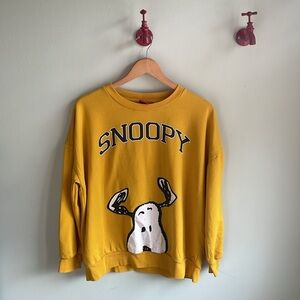 PEANUTS || Snoopy Yellow Sweatshirt Size Small