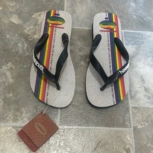 NWT Havaianas Thong Black/Rainbow Stripe Sandals 7/8