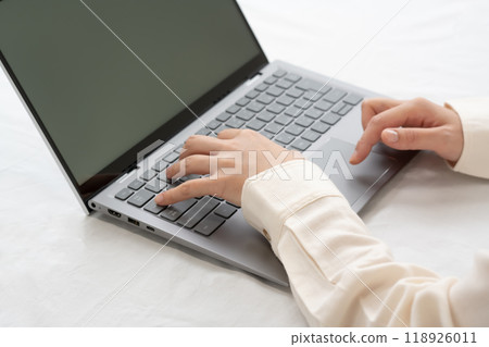 Business woman's hand operating a personal computer 118926011