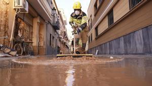 El lodo sigue inundando las calles de los municipios afectados por la DANA.  AP