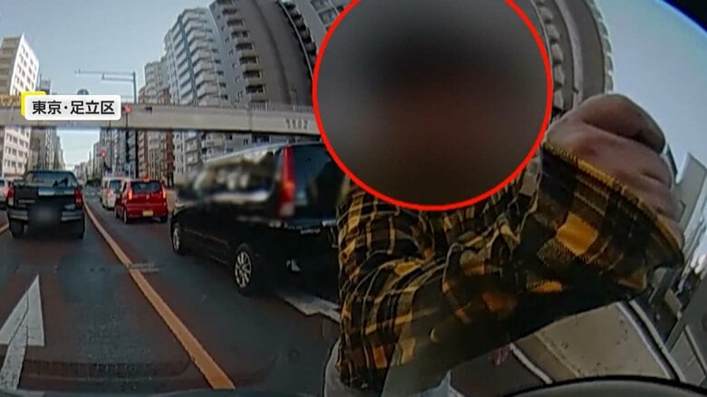 【独自】「不気味で怖かった」と撮影者　無言で何度も車の窓をガンガン殴る黒い車のドライバー　車線変更に立腹か　東京・足立区｜FNNプライムオンライン