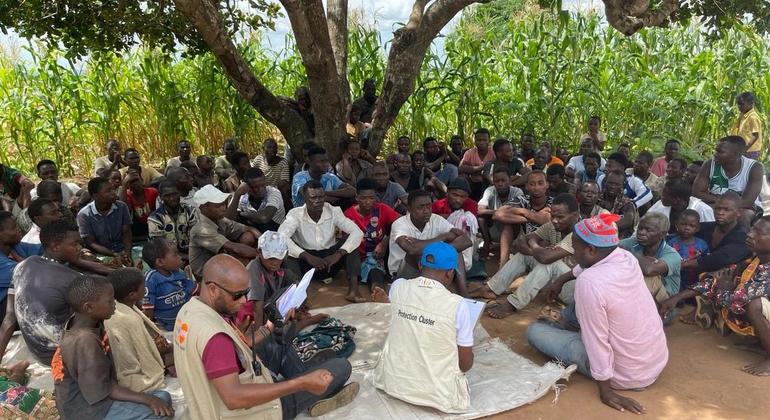 Funcionários do Acnur realizam uma avaliação de necessidades com algumas pessoas que chegam a Namapa, na província de Nampula, após fugir de ataques recentes de grupos armados não estatais em Cabo Delgado