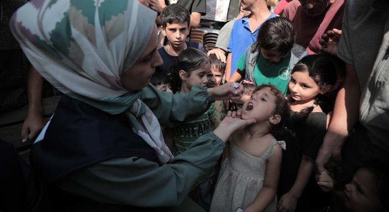 Des enfants sont vacciner contre la polio à Gaza.