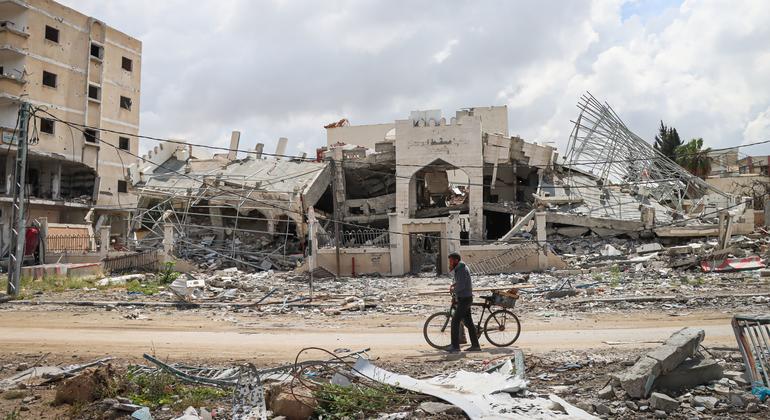 Jan Yunis yace en ruinas tras la retirada de las fuerzas israelíes.