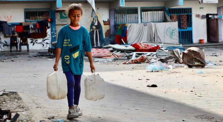 Jovem coleta água em Gaza.