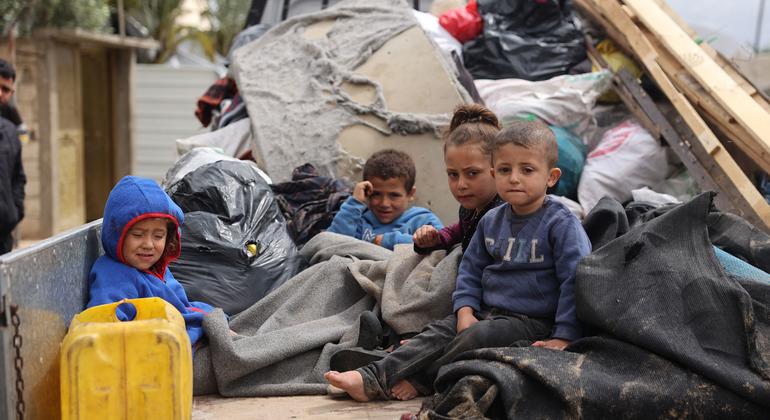 ग़ाज़ा के ख़ान यूनिस में एक ट्रक के पीछे बैठे कुछ बच्चे यात्रा कर रहे हैं. (फ़ाइल)