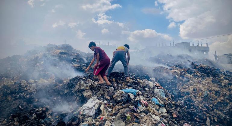 تراكم أكثر من 330 ألف طن من النفايات في المناطق المأهولة بالسكان أو بالقرب منها في مختلف أنحاء غزة، مما يشكل مخاطر بيئية وصحية كارثية.