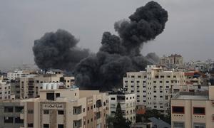 حي تل الهوى في مدينة غزة يتعرض لقصف صاروخي.