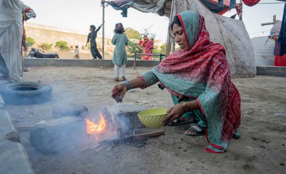 पाकिस्तान के कराची शहर में एक महिला खाना पकाते समय कचरे का इस्तेमाल कर रही है, जिसकी वजह से वायु प्रदूषण हो रहा है.