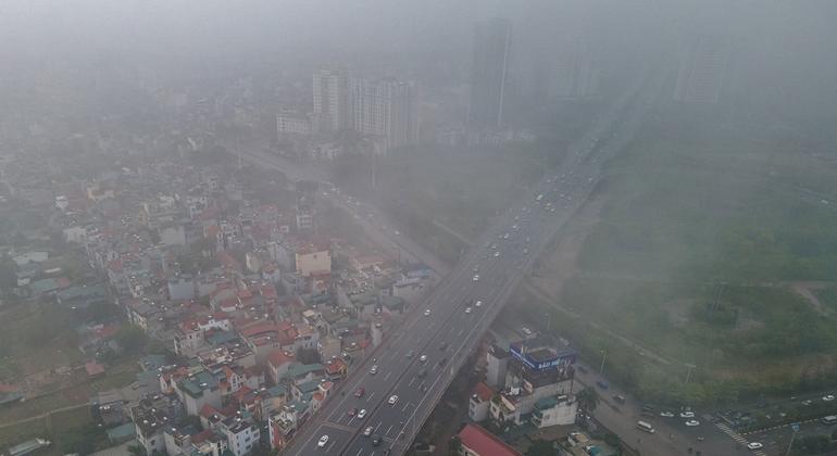 在越南河内等污染严重的地方，人们呼吁政府采取更大的行动来应对气候变化。