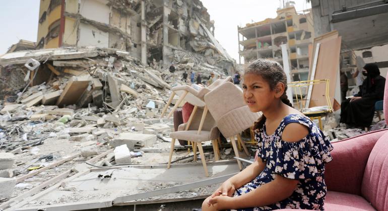 طفلة تجلس وسط ركام المباني المهدمة في غزة.
