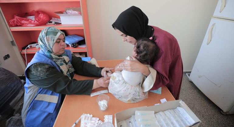 Una mujer atiende a un bebé en una clínica de la Franja de Gaza. (Archivo)