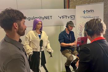 记者在日内瓦人工智能公益峰会上采访机器人 Desdemona。