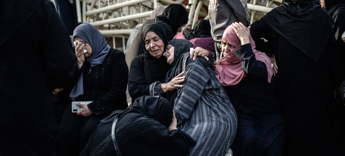 فلسطينيات يبكين حزنا على فقدان أحد أفراد أسرتهن في مستشفى ناصر في خان يونس، جنوب قطاع غزة.