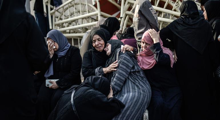Mulheres palestinas lamentam a perda de um membro da família no Hospital Médico Al-Nasser em Khan Younis, sul de Gaza