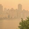 В начале июня 2023 года сильный ветер принес в Нью-Йорк дым из Канады, где тогда полыхали лесные пожары. 